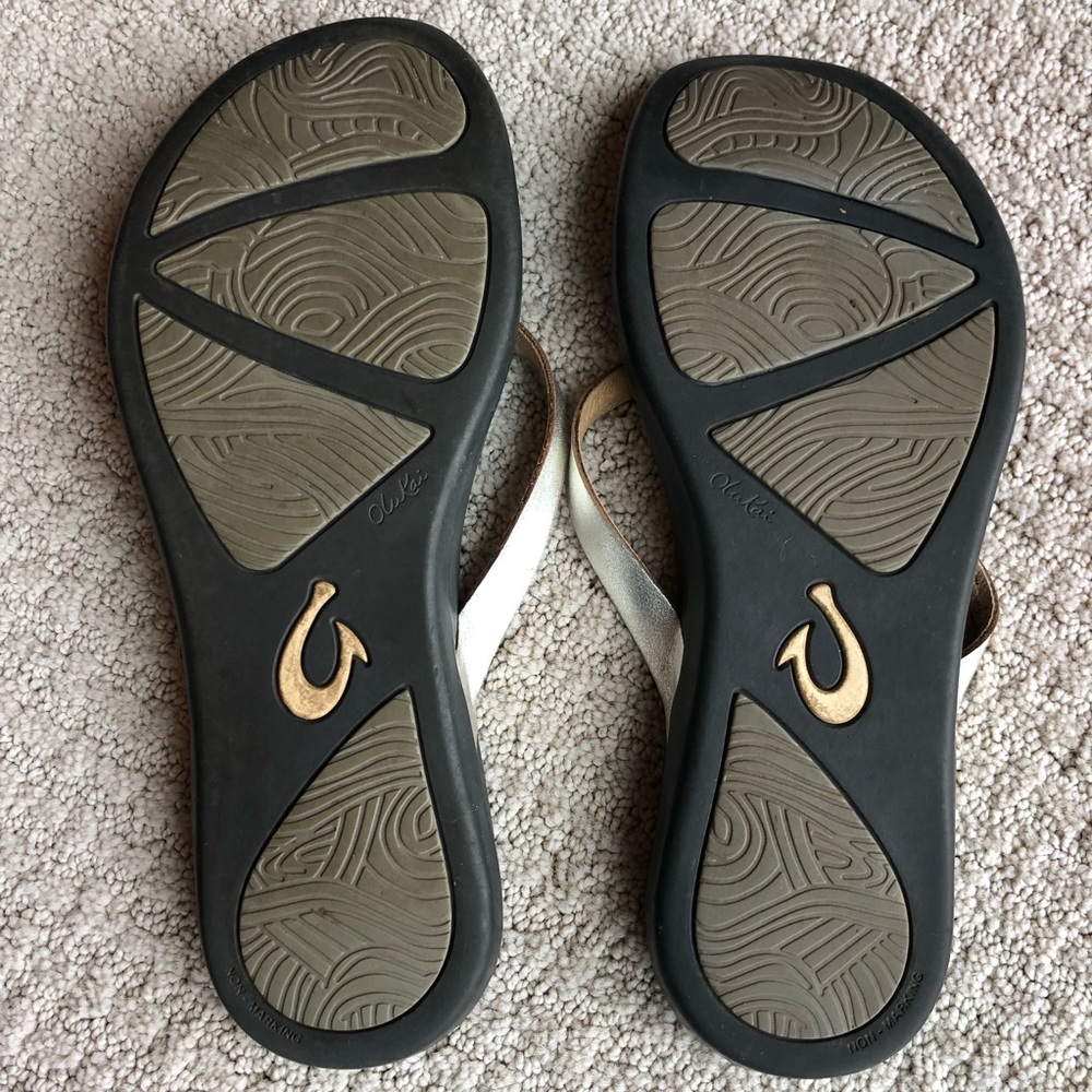 OluKai Ho’Opio Leather Silver Metallic Flip Flops - Picture 2 of 6